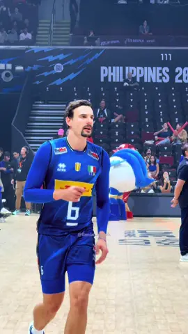 SIMONE GIANNELLI’s face card needs to be studied. Damn boi got some glowing skin. Seeing him in person is 🔥 #volleyball #fivb #fivbworldchampionship2025 #italy🇮🇹 #giannelli 