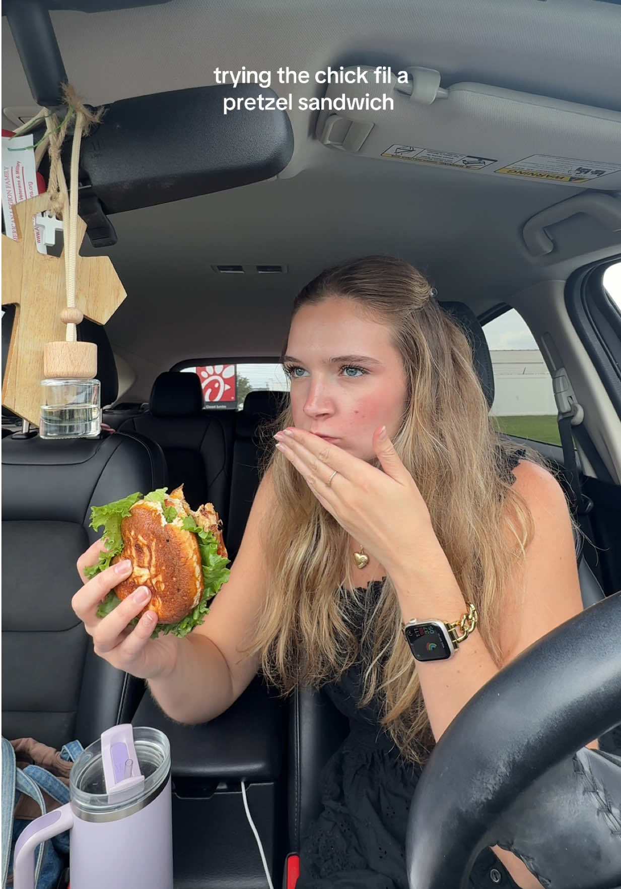 me and a taste test 😍🤞🏻🤞🏻 #chickfila #pretzelcheddarclub #lunch #mukbang #tastetest 