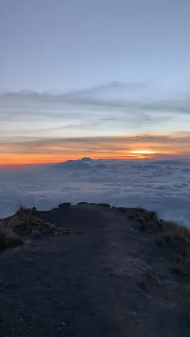 Gunung agung sesuai ekspetasi 😍 #gunungagung #mountain #Hiking #lautanawan #wonderfulindonesia 