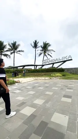 Sebelum balapan . Berpoto dulu di tugu sirkuit mandalika..? “ “ “#sengigibeachlombok🏝🌴 #mandalikainternationalcircuit #gilitrawangan #lombokvirall🌴🌴 #pantaimandalikalombok🌴 