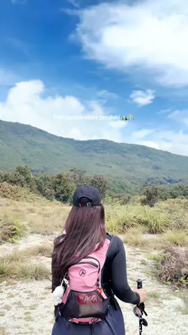 Day 1 jadi pendaki 😂👌 yang penting pake outfit lucy + hydropack pink 🌷 #hydropack #tasgunung #ranselgunung #gunung #pendaki 