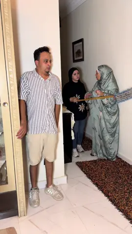 استخبى وشاف مرااته وهى بتعاامل امه