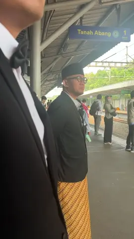 Selamat berkarya kawan. Semoga semua kesulitan terlewatkan dengan baik. Datang kemudahan.  Pagi yang sibuk seperti biasa saya berangkat dari Stasiun Jurang Mangu menuju Kantor @kemenhaj.ri