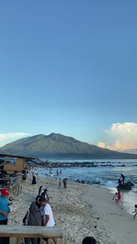 Emang boleh secakep ini pantai dengan view gunung  Ada yang tau dimana ini?  #lampung #beachvibes #estetik #langitbiru #gunungindonesia #fyp