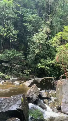 #Riam kuweg, adalah keindahan alam yang memukau terletak di Dusun Rambai, Desa Sahan, Kecamatan Seluas, Kabupaten Bengkayang, Kalimantan Barat. #riamkuweg #bengkayang #kalbar 