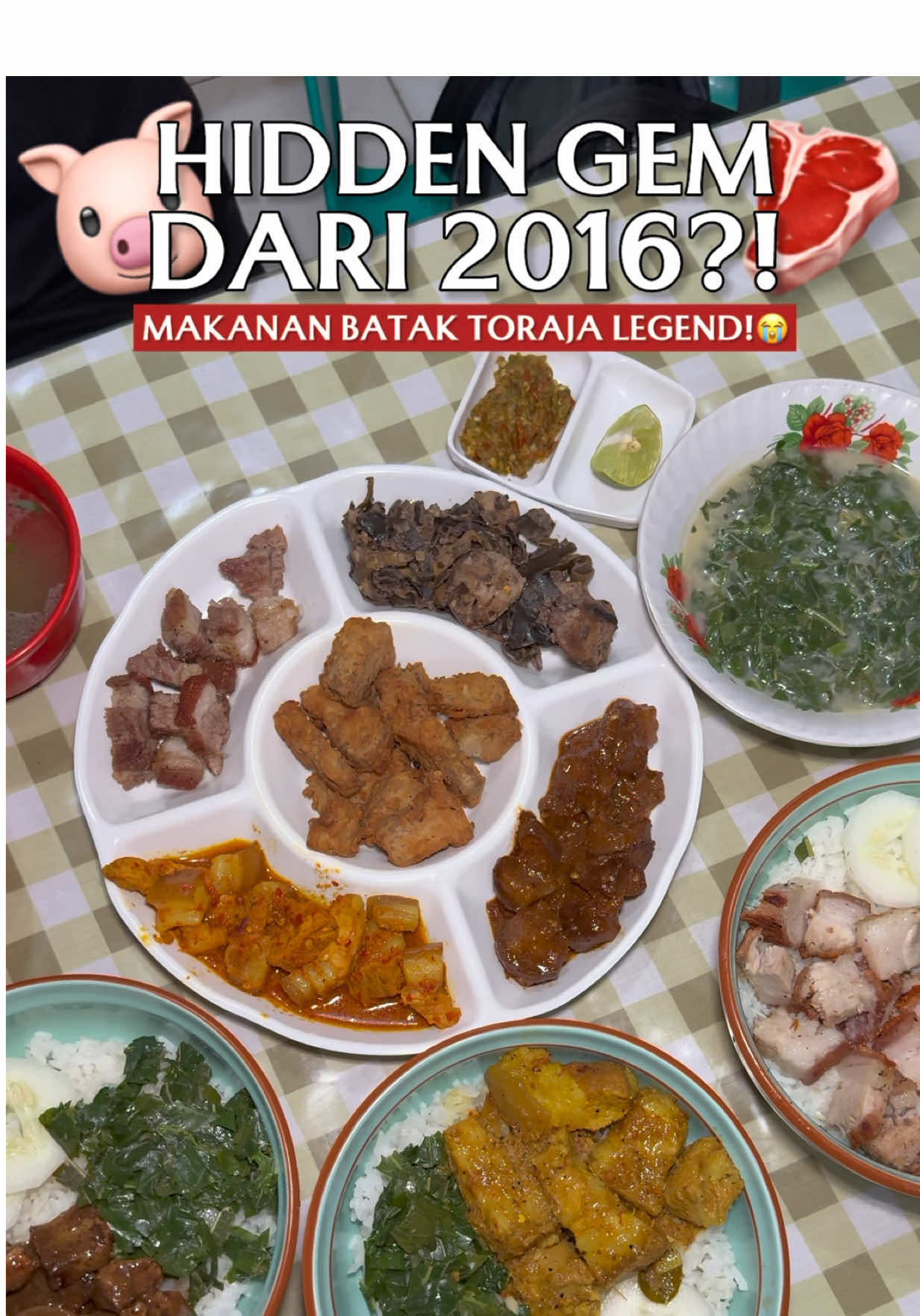 [SAVE‼️] MASAKAN BATAK TORAJA HIDDEN?!👀🐷  Masuk ke areanya aja pakai lorong dong. Kemarin pas kesini aku parkir didepan, cuman keknya bisa pakai mobil ji tapi masuk dari jalan belakang! Ini yang lewati pasar dikit tidak jauh kok dari depan🫶🏻 Mereka jual sangat amat banyak varian babinya, rekomendasi yang sharing langsung aja pesa Platternya ada kecil atau besar!😘 Isian :  Babi Goreng  Babi panggang  Babi rica Babi kecap Piong B2  Free sayur  Dan mereka juga jual Ricebowl kalau yang mau satuan lauk aja, nasi + daging + sayur! Semua menu daging bisa di Ricebowl  Makan bebong gak harus mahal coyy, disini enak banget parahh!!!! Dan harganya juga nda mahal🥲❤️ 📍Lapo Bator, Jalan Rajawali Lr.29 No.10, Kunjung Mae, Mariso, Kunjung Mae, Mariso, Makassar City, South Sulawesi 90125 💰Menu Start 35k+/orang 🐷 Yes Pork Yes Lard ⏰10:00-19:00 🛵GrabFood & GoFood 📲Seluruh informasi ada di video! 📌Follow @saya_suka_makann for more culinary videos!