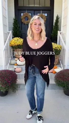 These are SO comfy and insanely flattering on! #midsizefashion #midsizestyle #judyblue #judybluedenim #jeansoutfit 