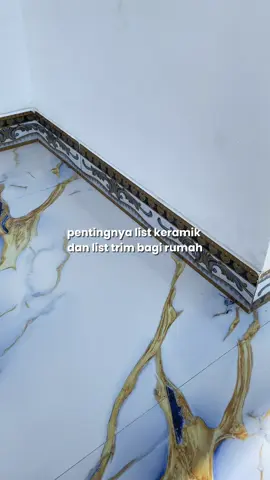 Baik list keramik maupun list trim bukan sekadar hiasan, tetapi elemen penting untuk :  1. Perlindungan Struktur: Melindungi ujung-ujung keramik dari retak atau pecah. Menjaga tepian dinding agar tidak mudah rusak karena gesekan. 2. Tampilan Rapi & Elegan: Menyembunyikan sambungan atau potongan kasar pada material bangunan. Membuat transisi antar material lebih halus (misalnya dari lantai ke dinding, atau dari keramik ke kayu). 3. Nilai Tambah Estetika: Menambah kesan mewah dan berkelas jika dipilih dengan tepat. Tersedia dalam berbagai bahan (PVC, stainless, aluminium, kayu) dan warna untuk menyesuaikan tema desain. 4. Fungsi Khusus (pada trim tertentu): Anti-air, anti-karat (untuk area lembap seperti kamar mandi). Anti-selip (pada list tangga). Kalau kamu mau, mimin bisa bantu rekomendasikan jenis atau desain list keramik/trim sesuai gaya rumahmu. #keramikbojonegoro #hokpankeramikbalen #granitemurah #hometips #tips 