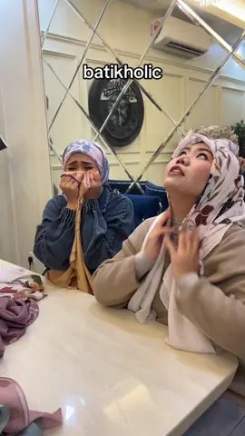 🌸 Hanya Batikholic sejati yang faham rasa ni 🌸 Setiap kali keluar koleksi baru, mesti nak jadi orang pertama yang grab.  Dan kali ni, Batik 4.0 buat hati makin susah nak move on 😍 #ezrascarves #TikTokShopFashion #TTSMYNewArrivals #BatikSeries 