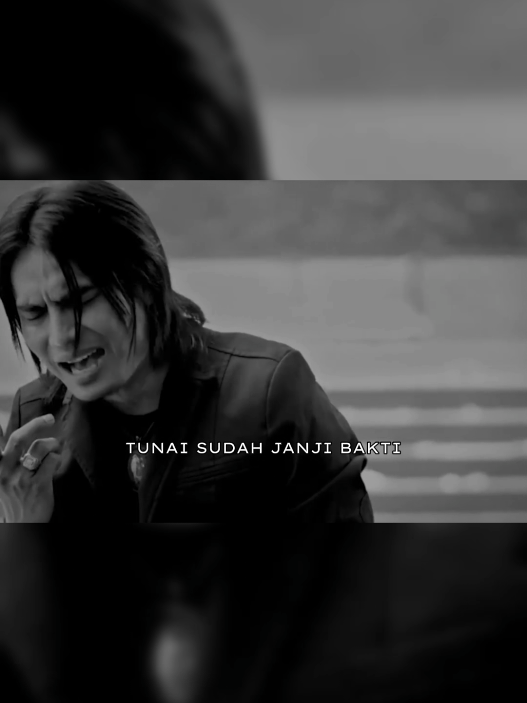 “Gugur Bunga” tentunya bukan lagu yang asing lagi di telinga kita. Lagu wajib nasional ini dikumandangkan setiap tahun untuk mengenang para pahlawan Revolusi yang gugur karena pemberontakan G 30 S PKI tahun 1965. Lagu ini adalah sebuah lagu perjuangan Bangsa Indonesia yang ditulis oleh Ismail Marzuki pada tahun 1945 untuk menghormati para pahlawan yang telah gugur dalam membela bangsa dan negara Indonesia. Melalui lagu ini, Setia Band memiliki harapan agar masyarakat Indonesia terutama anak-anak muda bisa mencintai kembali lagu-lagu wajib nasional Indonesia. Dengan demikian, rasa nasionalisme dan rasa menghargai jasa para pahlawan bangsa dapat kembali tumbuh. #setiaband #charlyvanhoutten #setiaku #coverlagu #pahlawan 