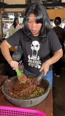 Gileee..rame banget kalo weekend 🫨 tapi emang makanannya enak2 sih, sederhana tapi nikmat teh yang begini, menu wajib disini ayam kampung, gurame sama cumi nya..side dish nya juga enak2..biarpun penuh terus tapi kemaren ga nunggu lama..harganya murah cocok buat kumpul keluarga ..😆👌🏻 @Saung Balarea  Jl.Spectaculer  Bojong soang, Kab.Bandung BUKA JAM 10 pagi - 9 malam #kulinerbandung #masakansunda #saungbalarea #kulineran #nyanguislife