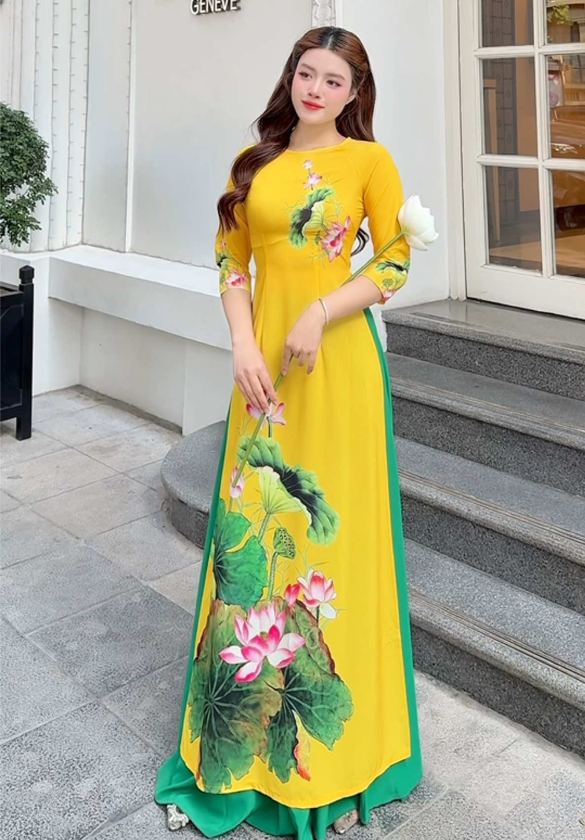 Trong đầm gì đẹp bằng sen. Lá xanh bông trắng lại chen nhuỵ vàng 🥰 #aodaihoanhi #aodai4ta #aodaithietke #aodaigiaovien #aodaigam #aodaitron #aodaicachtan #aodaitet #20thang10 #20thang11 #8thang3 #kiyeu #khaigiang #aodaiquynhnguyen #aodaitet2026 #aodaitheu #aodaitruyenthong 