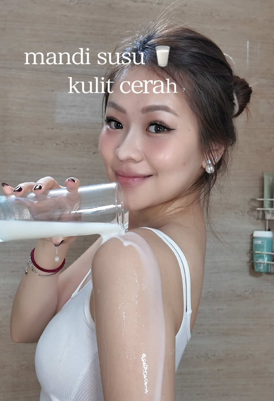 mandi susu bikin cerah?🥛🫧 gemes sihh! tapi rahasia kulit cerah glowingku cukup body care routine aja👀🤍✨ #mandisusu #bodycareroutine #bodycare 