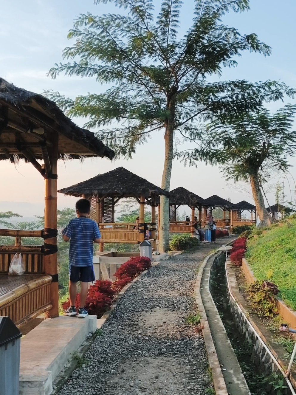 Syahdu banget, cocok buat quality time bareng keluarga 😊 #banjarnegaraterkini #wanadadibanjarnegara #banjarnegara24jam #wisatabanjarnegara #sunriseview 