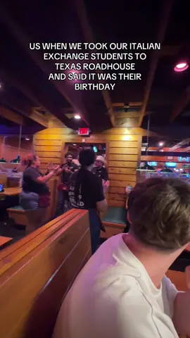 This was actually so funny they were so confused @🎀𝐀𝐒𝐈𝐀☀️ #fyp #texasroadhouse #funnyitalianexchange #exchangeprogram #italiansattexasroadhouse 