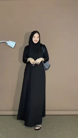 MasyaAllah cnti bgt abayaku udh stuset dgn hijabnya🖤 #abaya #gamissethijab #gamisinara 