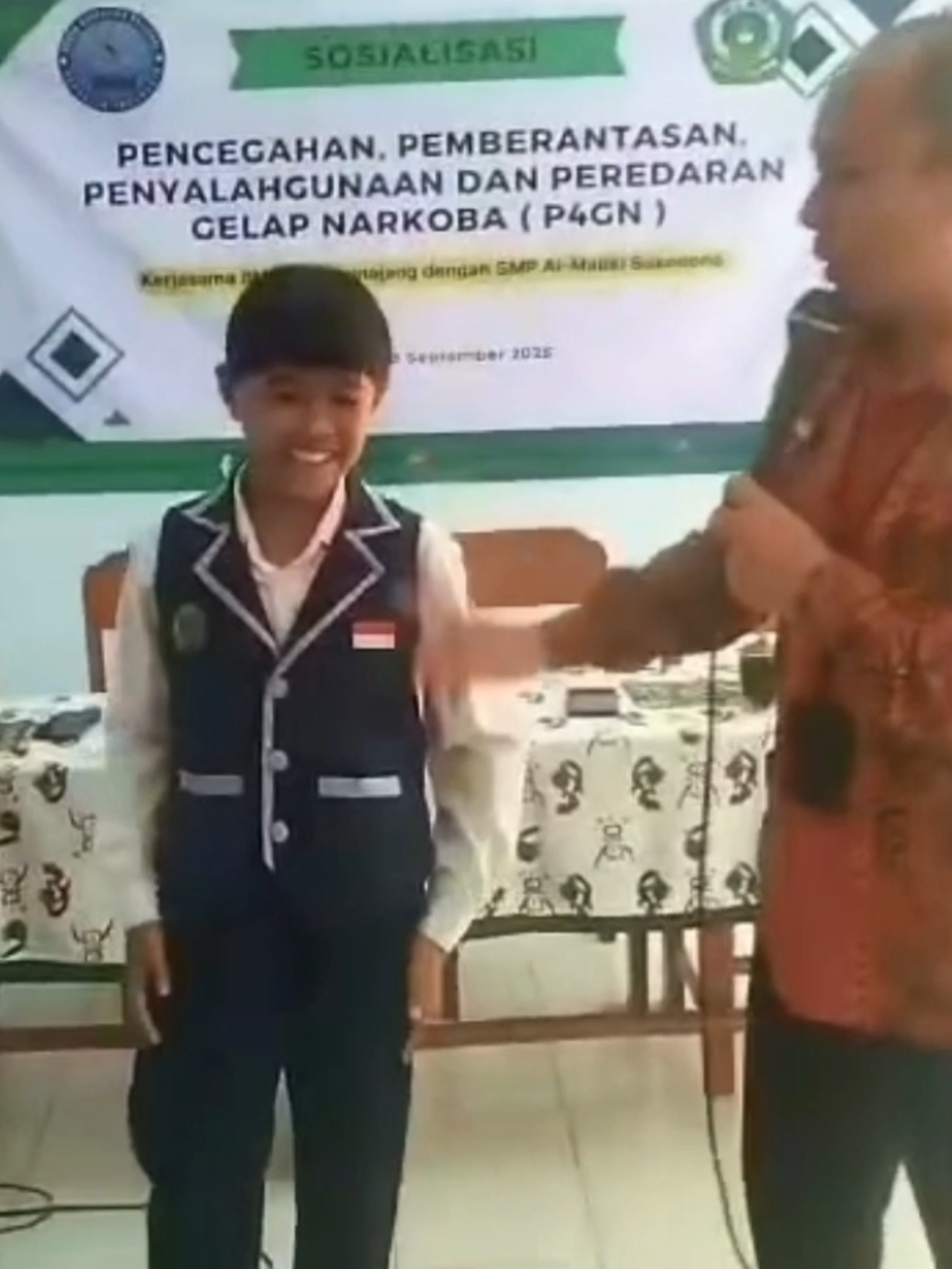 Penyuluhan P4GN di SMP Al Maliki Sukodono menjadi wujud nyata upaya BNN Kabupaten Lumajang dalam membentengi generasi muda dari ancaman narkoba. Mari bersatu, cegah dan lawan narkoba demi masa depan bangsa. 🇮🇩 #warondrugsforhumanity #jatimsangar #p4gn #narkoba
