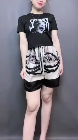 #kaoscrop #kaoswanita #kaosmurah #hotpants #celanapendek 