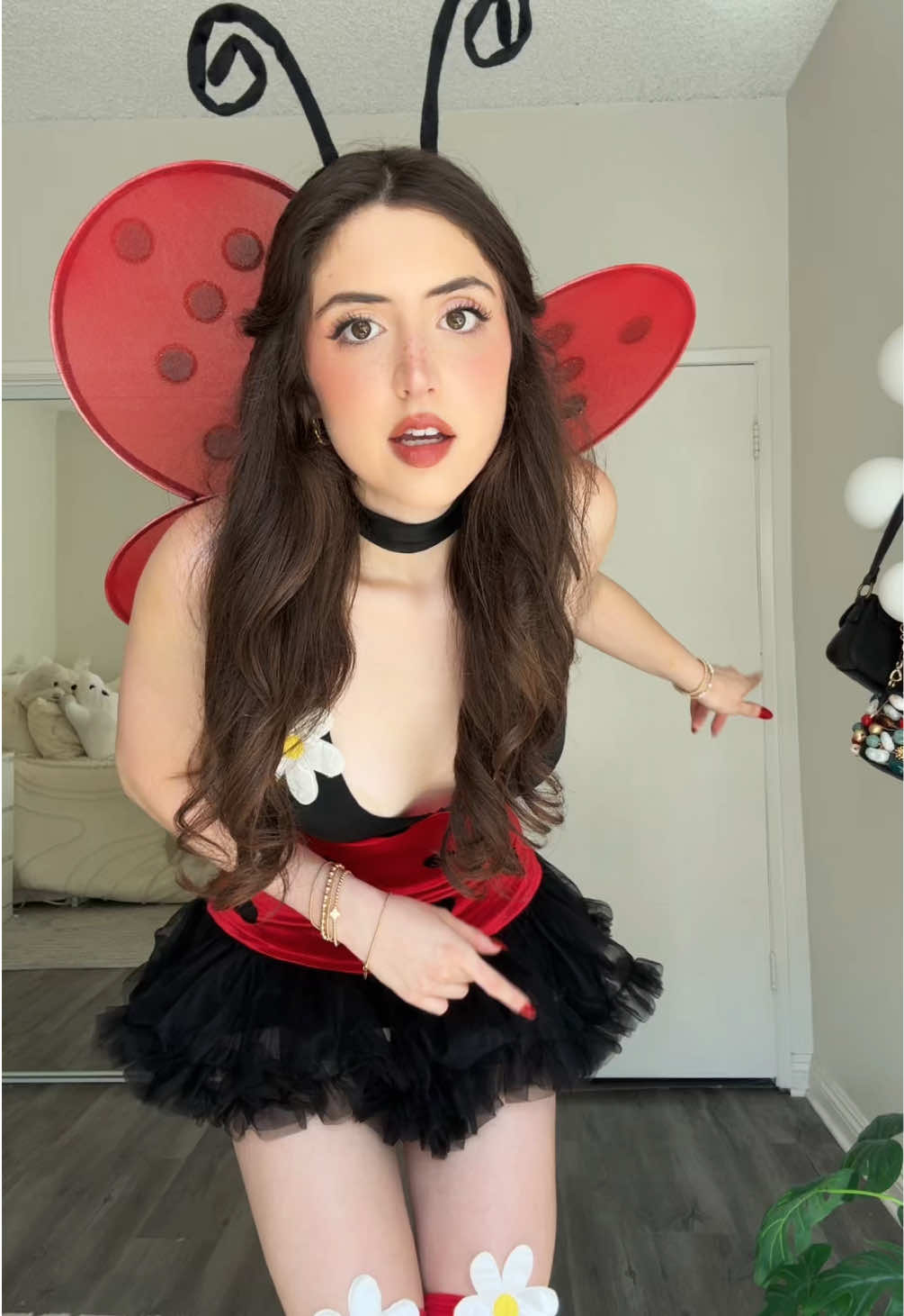 LET THE HALLOWEEN FIT CHECKS BEGIN 👻 (prepare to be sick of me I’m so sorry) #notsophiesilva #halloween #halloweencostume #ladybug #ladybugcostume #legavenue 