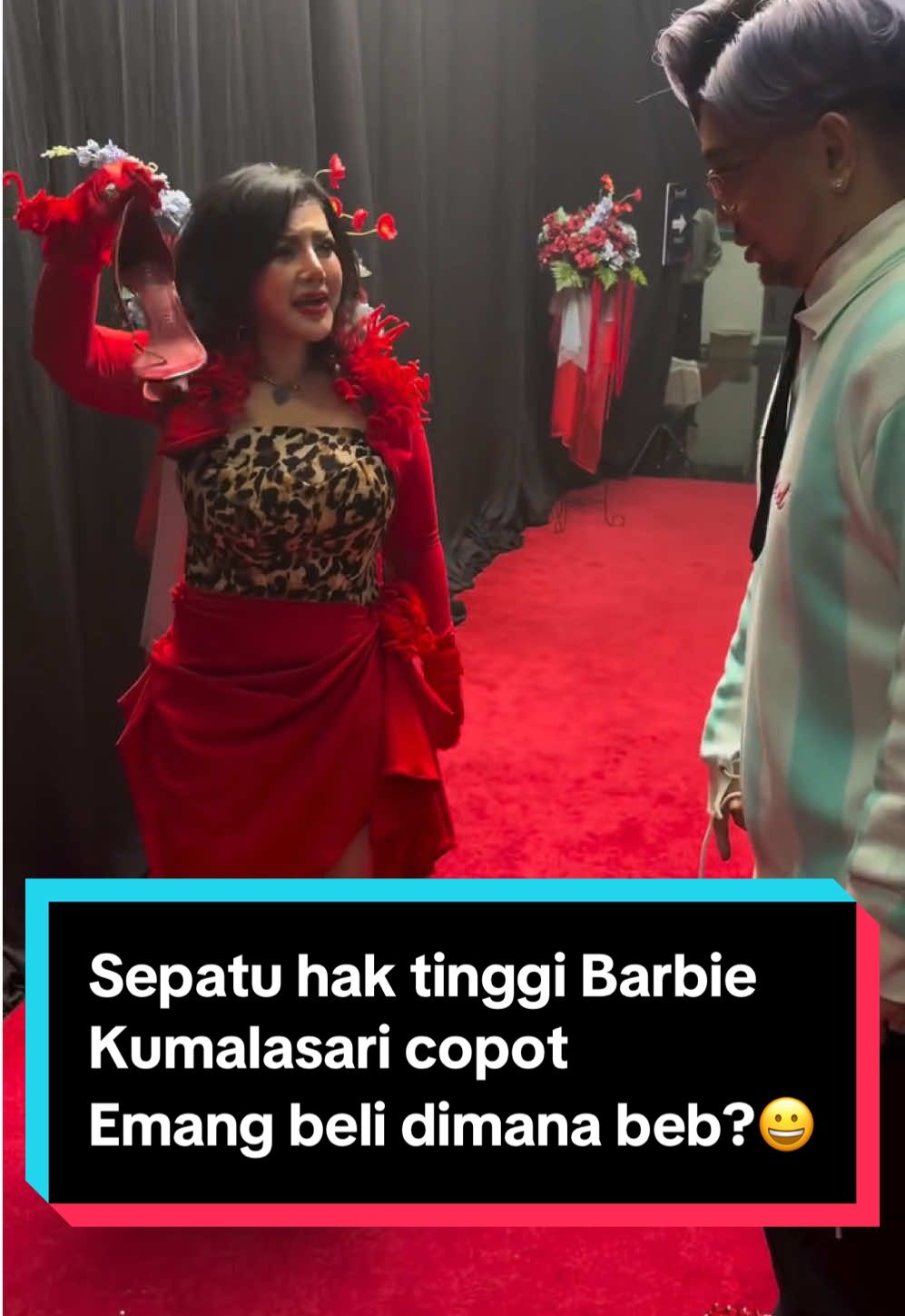 Lagi hadir di HUT Insert ke-23 di Transtv eh sepatu hak tinggi Barbie Kumalasaei copot patah? Yuk kepoin aksi Barbiekum jalan kaki tanpa sepatu sebelah.#barbiekumalasari #barbikum #fem #insert #femindonesia🌈 