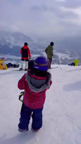 Selamat memperhatikan dan mencoba di atas salju yah om tante, biar g salto papan jangan di injak bagian depan, harus sedikit di angkat #snowboard #ski #yuki #tokuteiginou #kensyuseijapan🇲🇨🇯🇵 