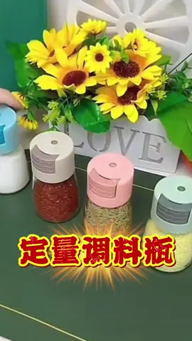 The quantitative seasoning bottle can be weighed with salt: pepper, chicken essence and other fine particles or powdery seasonings, each time it is pressed to release 0.5g, which can effectively control the intake of salt, and can also prevent the seasoning from being dampened and hardened, which is very useful. #Seasoning Bottle #Quantifiable Seasoning Bottle #Good Stuff Sharing