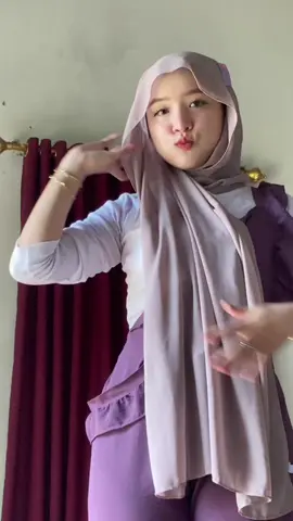 Ada orang lewat mulu🥴