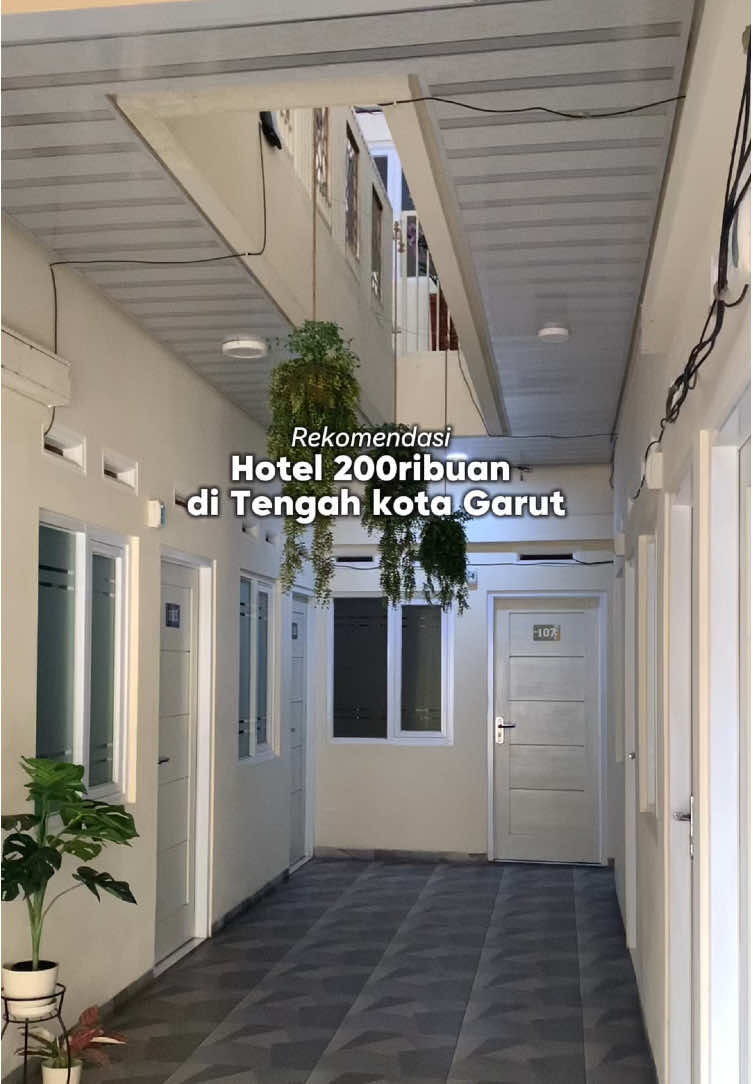 Rekomendasi hotel start from 200k di tengah pusat kota Garut nih, jangan lupa booking nya lewat aplikasi @RedDoorz Indonesia dan masukin kode promo “YUKNGINEP” !  #RedTravelers #URBANVIEWbyRedDoorz 