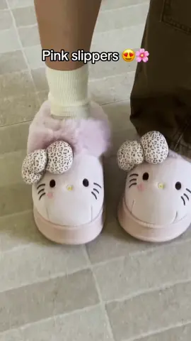 Shut the front door—how are these slippers this cute 😍 don’t walk, RUN 🏃‍♀️🎀 #hellokitty #hellokittygirl #slippers 