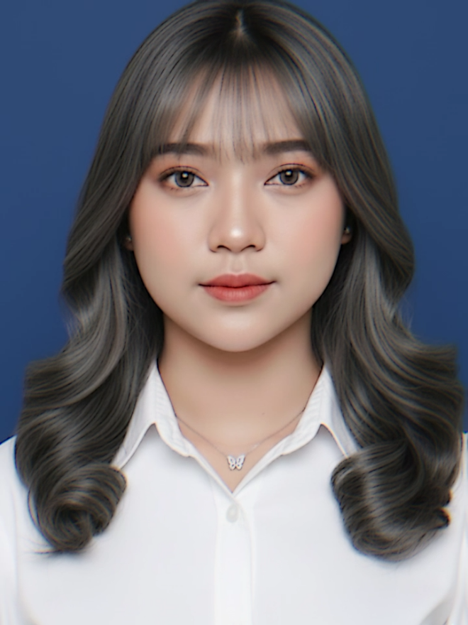 Edit gambar ini menjadi foto sedang foto studio background biru tua ukuran foto 3x4 berbaju kemeja putih, rambut warna highlight grey panjang, curly bagian bawah ,rapih bersih, buat poto se real mungkin, jangan ubah wajah, buat wajah semirip dengan gambar aslinya, tambahkan memakai kalung dengan liontin butterfly