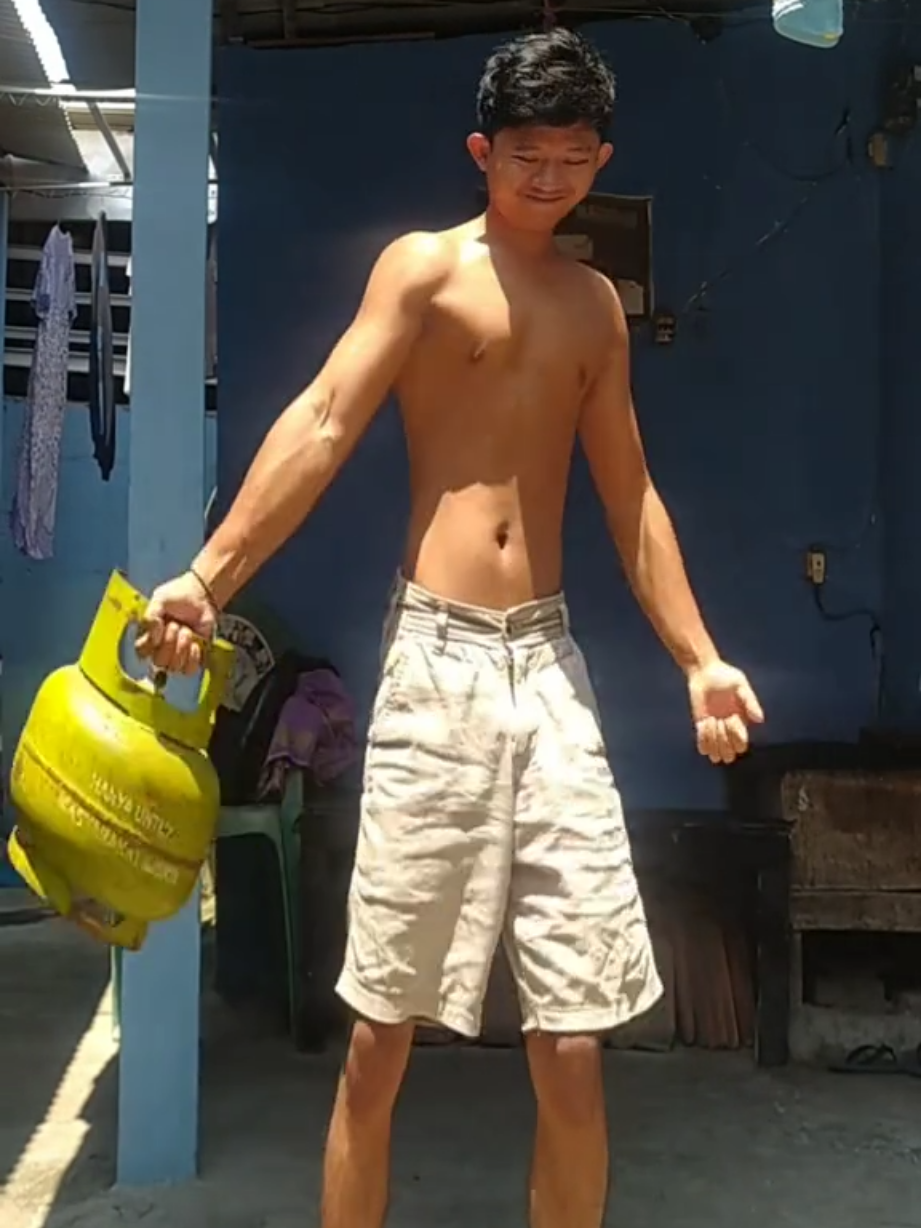 latihan biceps kali inih menggunakan gas yang cukup berat inih🗿😅💪yang penting konsisten ya gaes yah😇 bantu 10k followers nyh ya gaes yah😇🙏🔥💪#calisthenicsworkout #workfromhome #olahraga #calisthenics #workoutmotivation 