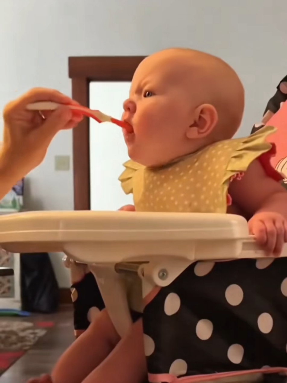 Quand les enfants/bébés sont affamés et veulent prendre la nourriture. #bébés #enfants #affamés #nepasattendrepourmanger #funnybaby 