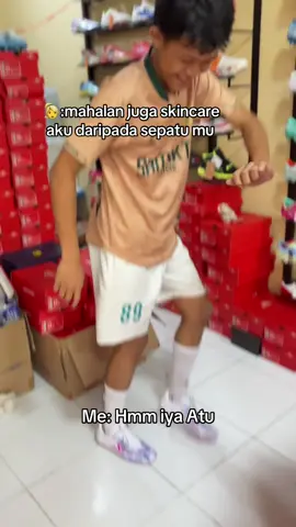 Hmm iya deh 🤣🤪#fyp #kontenhiburan #viral #sepatubolaoriginal #specslightspeedreborn 