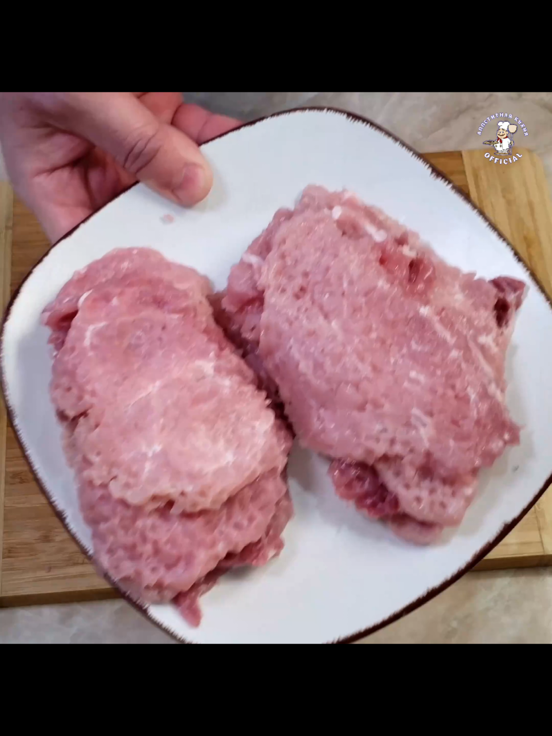 Необычный рецепт приготовления мяса. Вкуснее чем в ресторане.   ● мясо 500-600 гр для маринада  ● майонез 2-2,5 ст.л  ● сладкая паприка 1 ч.л  ● смесь перцев 1 ч.л  ● сушеный чеснок 1 ч.л  ● горчицы 1 ч.л  ● соевый соус 2 ст.л  ● яйцо 1 шт  ● посолить по вкусу  ● мука 3 ст.л  Приятного Аппетита !!!  #мясо #вкускакумамы #ноый-старыйрецепт #отбивные #вкуснеечемвресторане