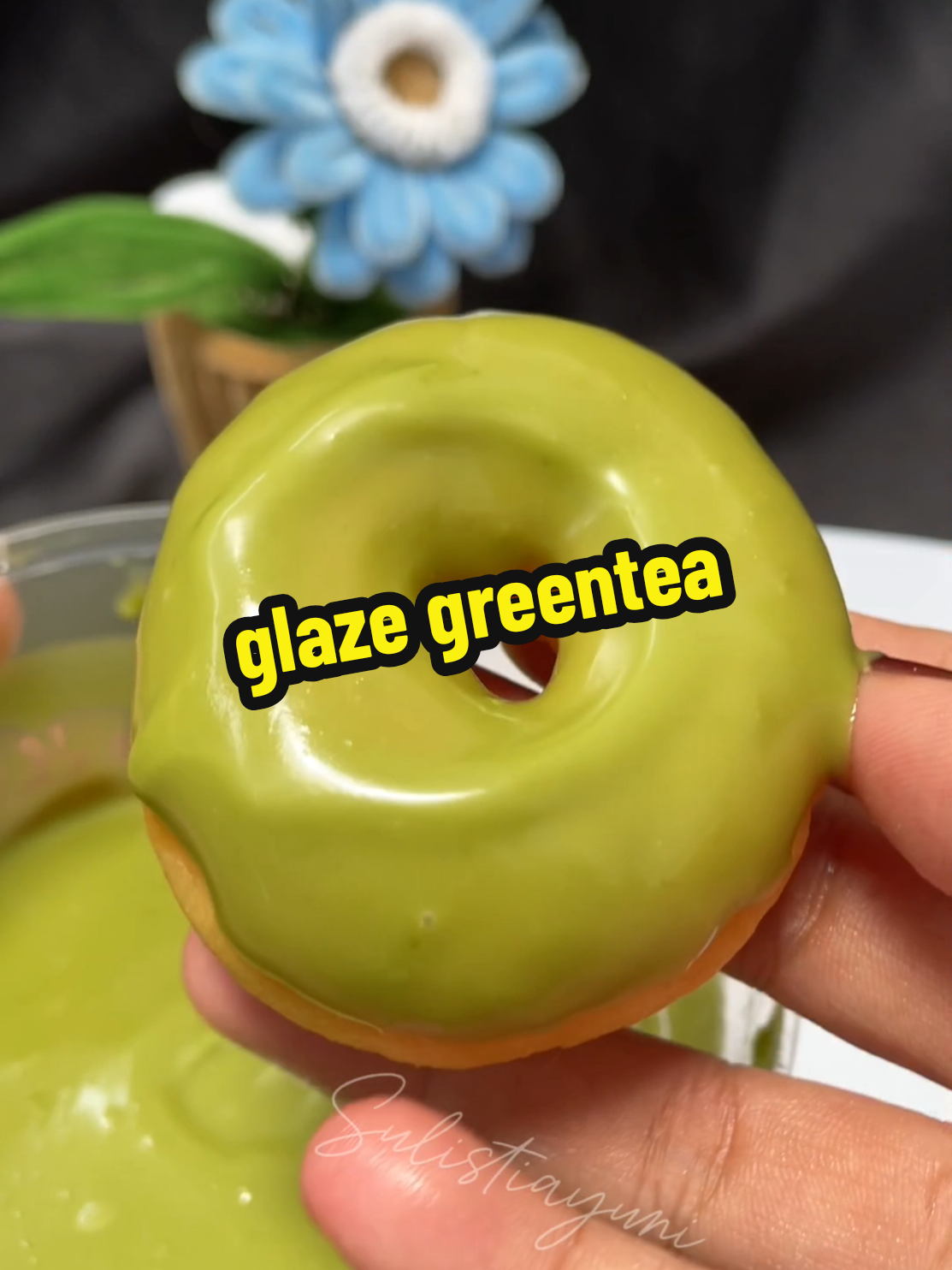 Membalas @nyonyazait greentea nya enak banget kak #duniadipglaze #duniachocolates #greentea #glazedonat #idejualan 
