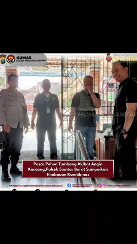 Pasca Pohon Tumbang Akibat Angin Kencang,Polsek Siantar Barat Sampaikan Himbauan Kamtibmas Polsek Siantar Barat Polres Pematangsiantar melalui Bhabinkamtibmas Kelurahan Teladan Bripka Irwan Surya Darma melakukan monitoring di Taman Hewan Jalan Gunung Simanuk manuk Kelurahan Teladan Kecamatan Siantar Barat Kota Pematangsiantar pasca terjadinya bencana alam hujan deras dan angin kencang, pada Rabu 24 September 2025 pagi pukul : 10.30 Wib. Kapolsek Siantar Barat IPTU Raja Kaya Haloho SH. MH dalam laporannya menyampaikan hasil dari monitoring tersebut ditemukan pohon tumbang yang menimpa kandang burung, namun segala kerusakan yang ada di dalam area Taman Hewan sudah mendapatkan asuransi. Kemudian Bhabinkamtibmas Bripka Irwan Surya Darma menyampaikan himbauan Kamtibmas diantaranya agar pengawas dan petugas Parkir selalu tetap waspada terhadap pengunjung yang membawa atau memarkirkan kendaraannya selalu menggunakan kunci ganda dan waspada terhadap pelaku pencurian sepeda motor. Serta melapor kepada Bhabinkamtibmas Bripka Irwan surya darma dan Bhabinsa Sertu Hendry apabila terjadi gangguan keamanan di lingkungan objek wisata taman hewan tersebut. 
