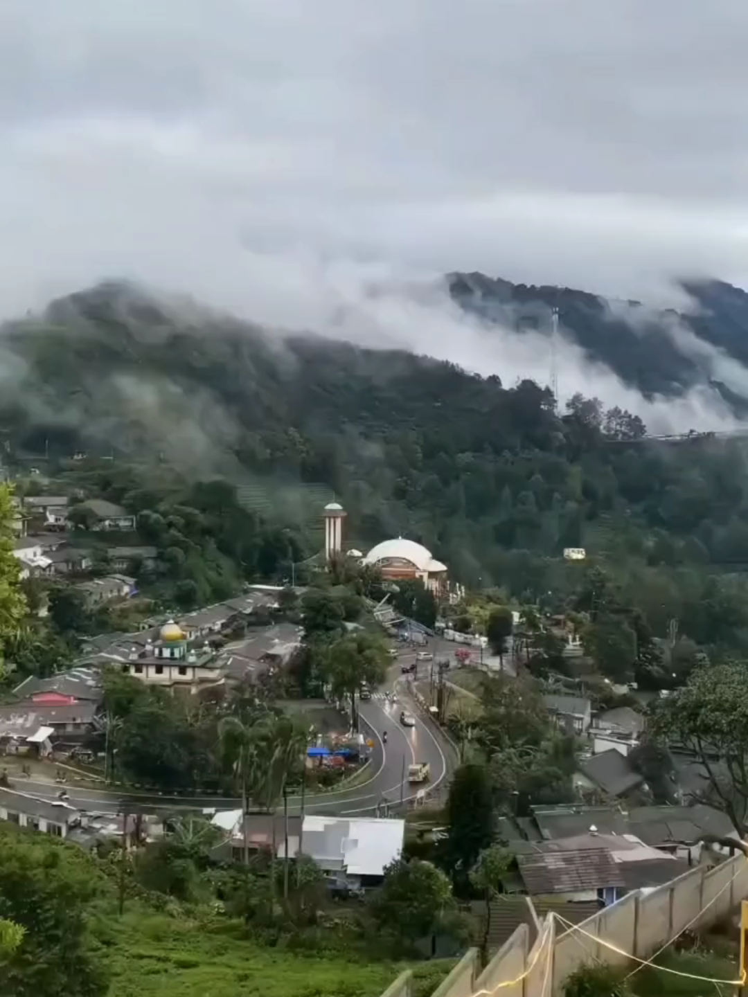 Ambil aja buat bahan atau mentahan video, selebih ya edit sendiri  Cara download nya: 1. Pencet logo pesawat / titik tiga  2. Salin link 3. Pergi ke chrome, tulis 