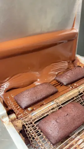 こだわり抜いたチョコレート屋さんの究極フィナンシェショコラ🍫 様々なチョコの原産地まで、直接買い付けに行くほどチョコレートの素材にこだわったこちらのお店では、店舗でカカオ豆から作るビーントゥーバーのチョコレートが食べられる！ 時期やその年によって味も変わるチョコをフィナンシェにコーティングしたフィナンシェショコラは香り高くて絶品🍫 📍マジ ドゥ ショコラ / 自由が丘 ￥450～/人 ⏰営業時間：10:00〜19:00 💤定休日：火曜日 🏠住所：〒158-0083 東京都世田谷区奥沢６丁目３３−１４ #東京グルメ #自由が丘グルメ #tiktokfood 