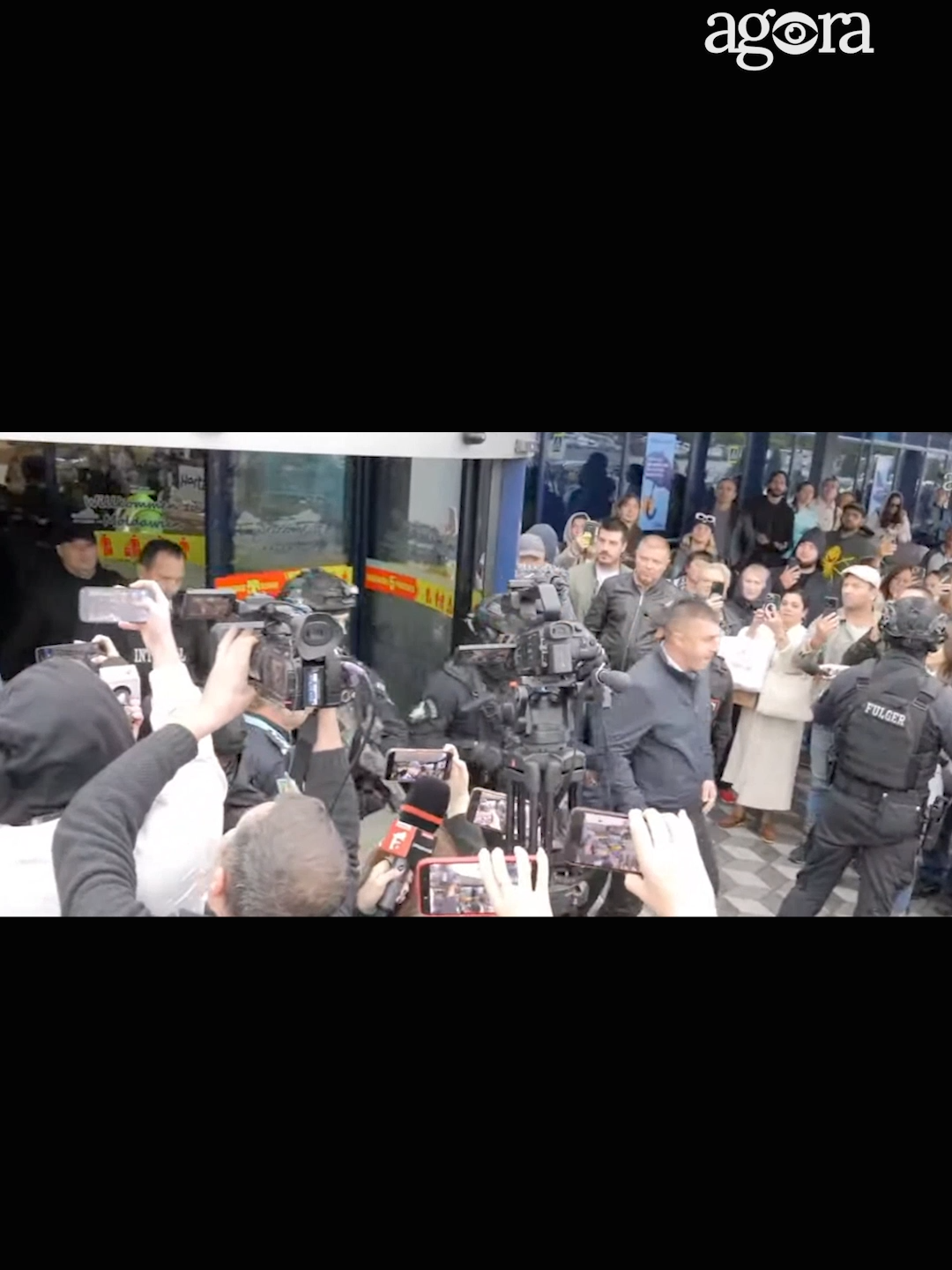 🔴 Vladimir Plahotniuc a fost escortat, de pe Aeroportul Chișinău. 📌 Acesta se îndreaptă spre penitenciarul nr.13. #agoramedia #AGORA #agoramd #știriagora #plahotniuc