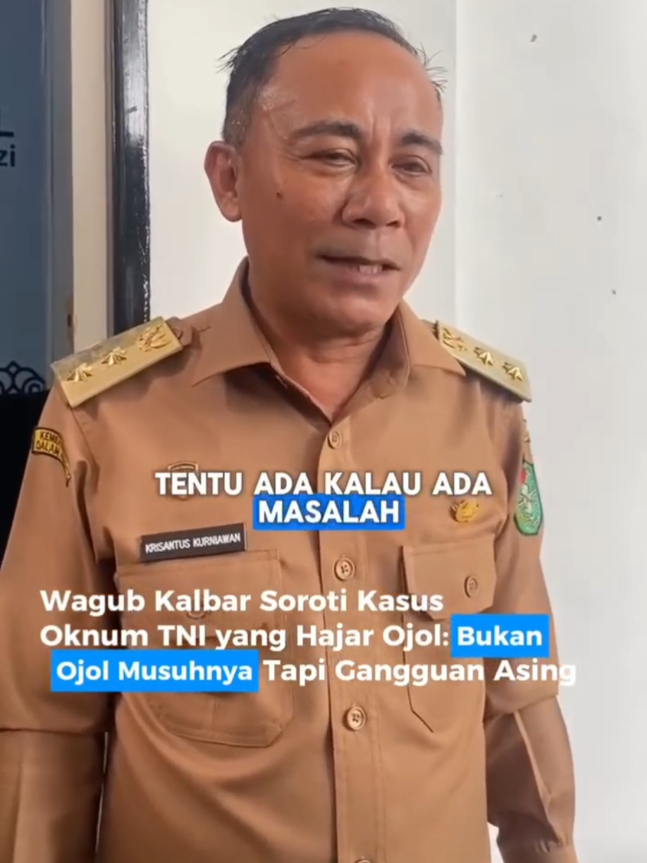 Wakil Gubernur Kalimantan Barat, Krisantus Kurniawan menanggapi kasus pemukulan yang dilakukan oleh Anggota TNI berinisial F ke driver ojek online (ojol) di Pontianak yang terjadi di Jalan Perum 4, Panglima Aim, Pontianak Timur, pada Sabtu (20/9/2025) sore.  “Jangan begitulah main pukul-pukul, apalagi ini kan alat negara. Musuhnya kan bukan rakyat, musuhnya bagaimana menjaga keutuhan Negara Kesatuan Republik Indonesia dari gangguan asing,” tegas Krisantus saat ditemui, Rabu (24/9/25).  Ia menekankan, tugas TNI sudah jelas sebagaimana diatur dalam Undang-Undang, yakni menjaga kedaulatan negara dan pertahanan nasional.  Karena itu, menurutnya, tindakan represif terhadap warga sipil jelas tidak dibenarkan. “Tugasnya itukan sudah jelas dalam undang-undang TNI, sudah jelas jadi bukan ojol musuhnya. Kalau ada masalah, lakukanlah pendekatan preventif, bukan represif seperti itu,” tambahnya. #ojol #tni #pontianak #kalbar #driverojol 