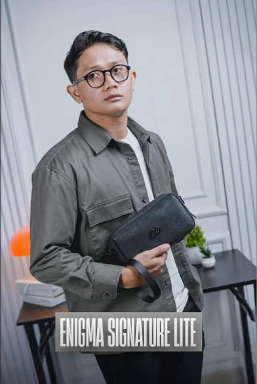 Gaya lo dijamin beda kalau kemana mana bawa handbag enigma lite sob!🤩✨ #ruselco #stepupyourstyle #handbag #clutchbag 