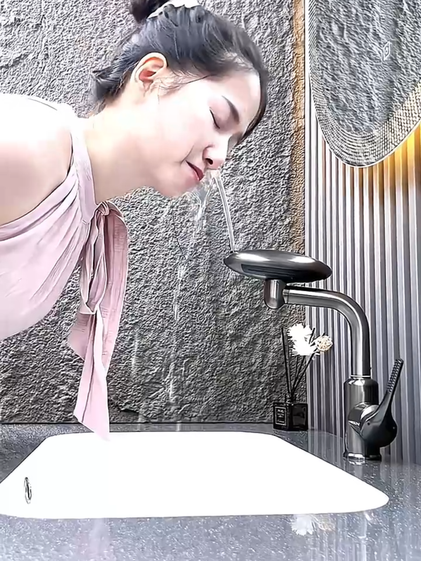 🔥 KERAN WASHTAFEL BIASA BIKIN CUCI MUKA & GOSOK GIGI NGGAK NYAMAN? 🔥 UPGRADE KE KERAN 4-IN-1 YANG BIKIN AKTIVITAS SEHARI-HARI JADI LEBIH PRAKTIS! KENALIN: KERAN WASHTAFEL MULTI-FUNGSI DENGAN 4 MODE SEMPROTAN! FITUR YANG BIKIN HIDUP ANDA LEBIH MUDAH: ✅ 4-IN-1 SPRAY MODE - Pilih mode yang pas untuk kebutuhan berbeda! Air Lembut - Khusus untuk cuci muka, lembut di kulit. Air Deras - Untuk berkumur dan membilas cepat. Air Aerator - Menghemat air, cocok untuk gosok gigi sehari-hari. Semburan Pusat - Untuk isi gayung atau membersihkan wastafel. ✅ PENGATURAN SUHU AIR - Campur air dingin & panas sesuai keinginan! ✅ DESAIN ELEGAN - Mempercantik tampilan kamar mandi Anda. ✅ PEMASANGAN MUDAH - Cocok untuk penggantian keran lama. ⏰ JANGAN PUAS DENGAN YANG BIASA-BIASA SAJA! RASAKAN KENYAMANAN YANG BERBEDA! ⏰ #KeranWastafel#KeranAirPanasDingin#MultiModeSpray#UpgradeRumah#KamarMandiIdaman