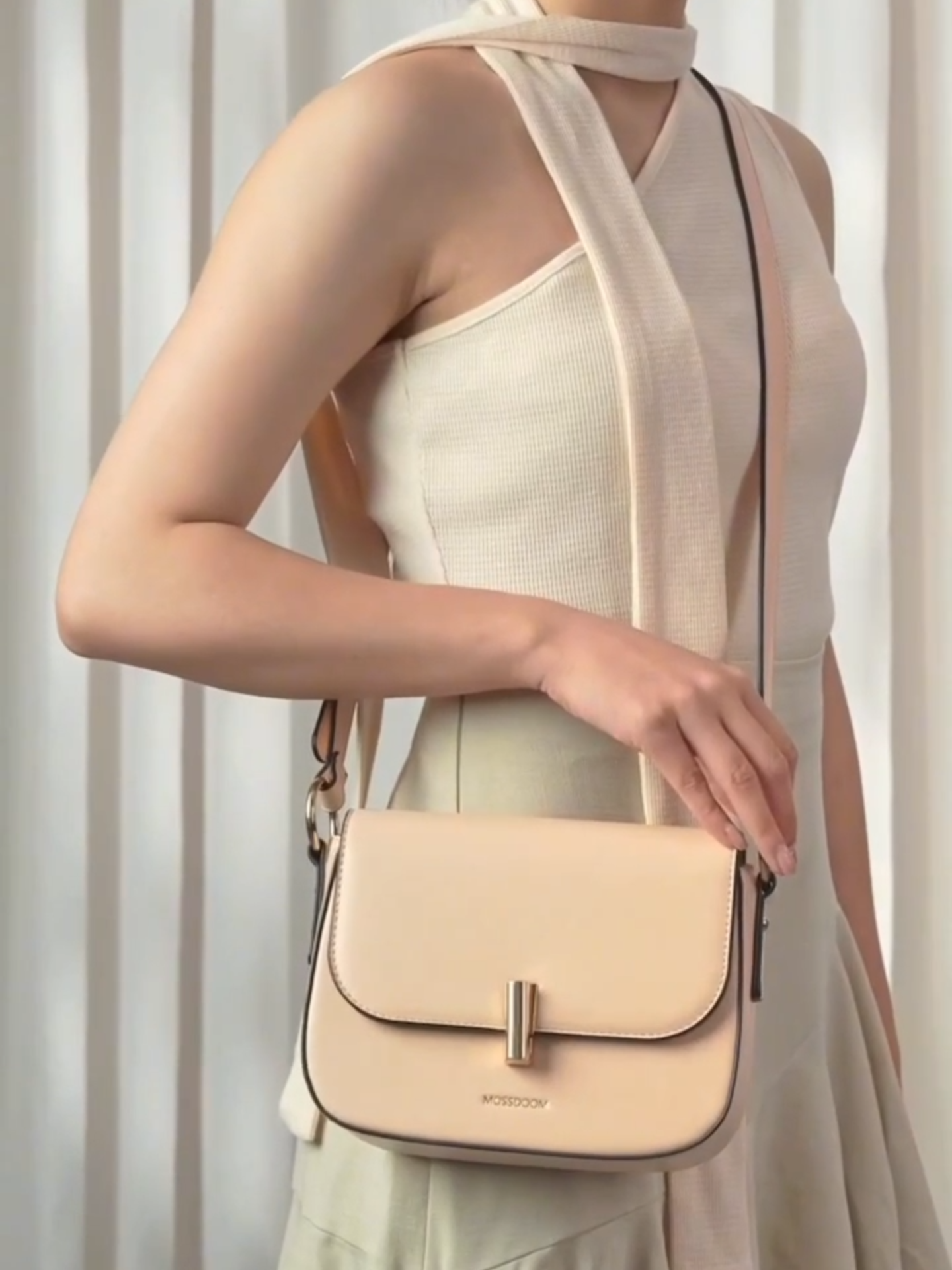 Today’s OOTD essential ✅ This crossbody bag goes with EVERYTHING~ Whether for work, shopping, or a date, it instantly elevates the vibe ✨ Lightweight + versatile = no more outfit struggles! #WearingVsStyling ##TikTokShopOnTrend #FashionOnTrend #mossdoom #ootd #fyp #fashion