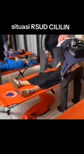 Terpantau situasi terkini di RSUD Cililin,terlihat di gerbang masuk rumahsakit antrian & kemacetan mobil ambulance yg mengangkut korban para siswa diduga keracunan MBG,begitu pula sibuknya penanganan paramedis didalam rumah sakit. Terlihat dari pantauan sampai berita ini diturunkan,karena banyaknya korban & ruangan rumahsakit yg terbatas terpaksa para korban dirawat dilorong rumahsakit bahkan pihak rumahsakit mendirikan tenda darurat dihalaman rumahsakit.. Sampai berita diturunkan,bahkan pemrov jabar melibatkan semua rumahsakit yg ada diwilayah kabupaten/kota penyangga wilayah terdampak yaitu Kabupaten Bandung Barat sperti Pemkot cimahi,Pemkot Bandung & pemda Kabupaten Bandung,mereka dikerahkan dari mulai ambulance,tenaga medis,hingga obat-obatan.. #keracunanMBG #prayforcipongkor #rsudcililin #KLBbandungbarat #fyppppppppppppppppppppppp 