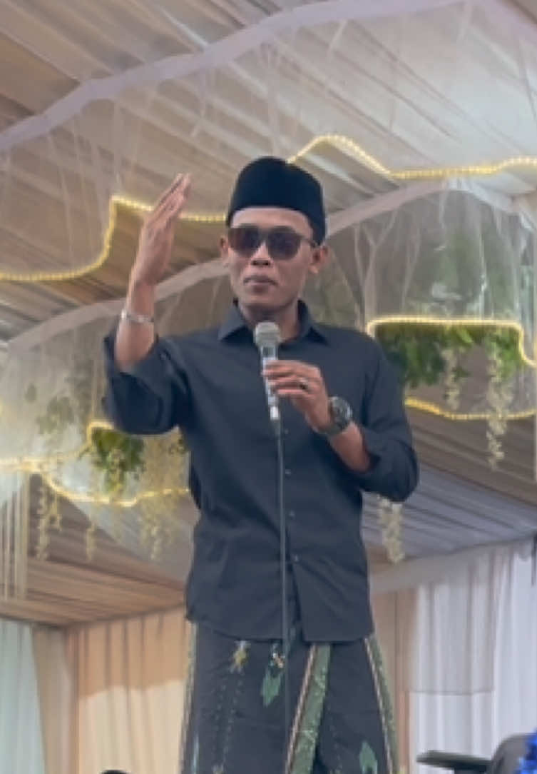 Ngaji di wonosobo gus ell di nyanyikan lagu spesial saking jamaah yg keterbatasan penglihatan Masyallah 🥹❤️. #viral_video #viralditiktok #fypageシ♡❤️ #fypppppppppppppp #fy @MT. IBADALLAH OFFICIAL 