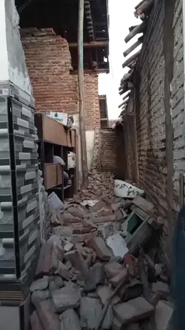 laKA,  gempa hari ini, terjadi di mimbo Banyuputih Situbondo, ruma sodara pak jatem buk tri, separu gedung habis , nimpa keruma kami pak Dahri alias buk ami, sekian siarannya 