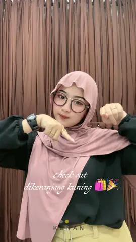 Pashmina Meleyot era🤏🏻🧕🏻💗  #kenanhijabofficial #kenanhijabindonesia #kenan #pashminarayon #airflow #hijabpashmina #fyppp #viral #lewatberanda #trendingsong #trendingtiktok #fyp #satset 