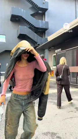 😎 Amelia Gray joue la discrétion après le défilé Max Mara 😎 Aperçue en coulisses, Amelia Gray a tenté de se faire discrète en quittant le défilé Max Mara lors de la Fashion Week de Milan 🇮🇹✨. Même incognito, le mannequin a attiré l’attention des photographes 📸. 👉 Vous aimez son côté mystérieux ? 💬 #Purepeople #Bestimage #AmeliaGray #MaxMara #MilanFashionWeek  