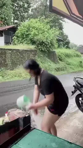 Cuci tangan sih niatnya… eh malah cuci badan sekalian 😅🌧️#HujanHujanan #AutoMandi #RecehBanget #FYP #fypシ #fypindonesia #komedi #viral #mom