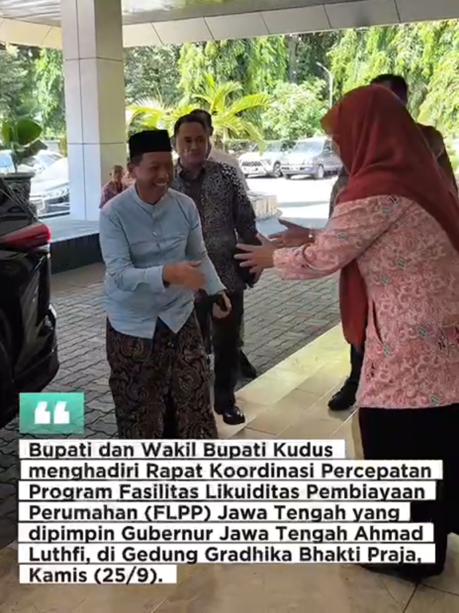 Bupati Kudus Sam’ani Intakoris dan Wakil Bupati Kudus Bellinda Birton menghadiri Rapat Koordinasi Percepatan Program Fasilitas Likuiditas Pembiayaan Perumahan (FLPP) Jawa Tengah yang dipimpin Gubernur Jawa Tengah Ahmad Luthfi, di Gedung Gradhika Bhakti Praja, Kamis (25/9/2025). Dalam rakor tersebut, gubernur menekankan beberapa arahan penting. Bupati/walikota diminta memastikan sinergi antara OPD perizinan, dinas perumahan, dan badan pengelola pendapatan agar birokrasi dipangkas dan seluruh proses perizinan berjalan lebih cepat. Jajaran OPD provinsi diharapkan proaktif menjalin kerja sama strategis dengan Bank Jateng, PT PLN, dan PDAM guna memastikan kelancaran proses KPR serta kesiapan utilitas dasar bagi perumahan MBR. Para pengembang diarahkan memanfaatkan alokasi dana FLPP secara optimal, dengan kualitas bangunan rumah subsidi terus ditingkatkan. Sosialisasi masif kepada masyarakat dan ASN juga harus dilakukan untuk memanfaatkan kuota FLPP sebanyak 20.000 unit yang tersedia di Bank Jateng. Pemerintah Kabupaten Kudus mendukung penuh pelaksanaan program sebagai bagian dari upaya penyediaan hunian layak dan terjangkau bagi masyarakat. @SAI-Inovasi @bellindabirton 